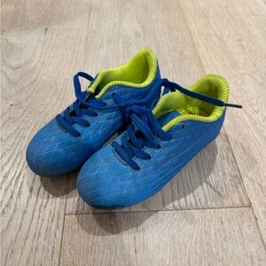Cleats kids size 10, soccer or football